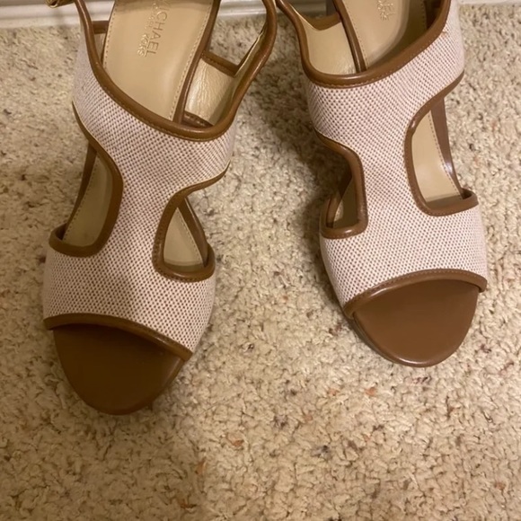 MICHAEL MICHAEL KORS PLATFORMS SIZE 7🎉 - Picture 2 of 12